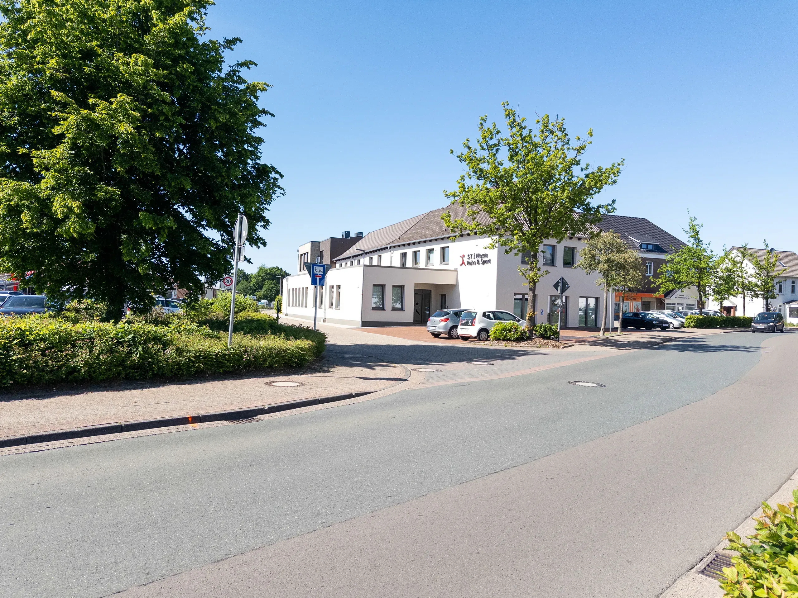 Außenansicht des Gewerbegebäudes in Rastede