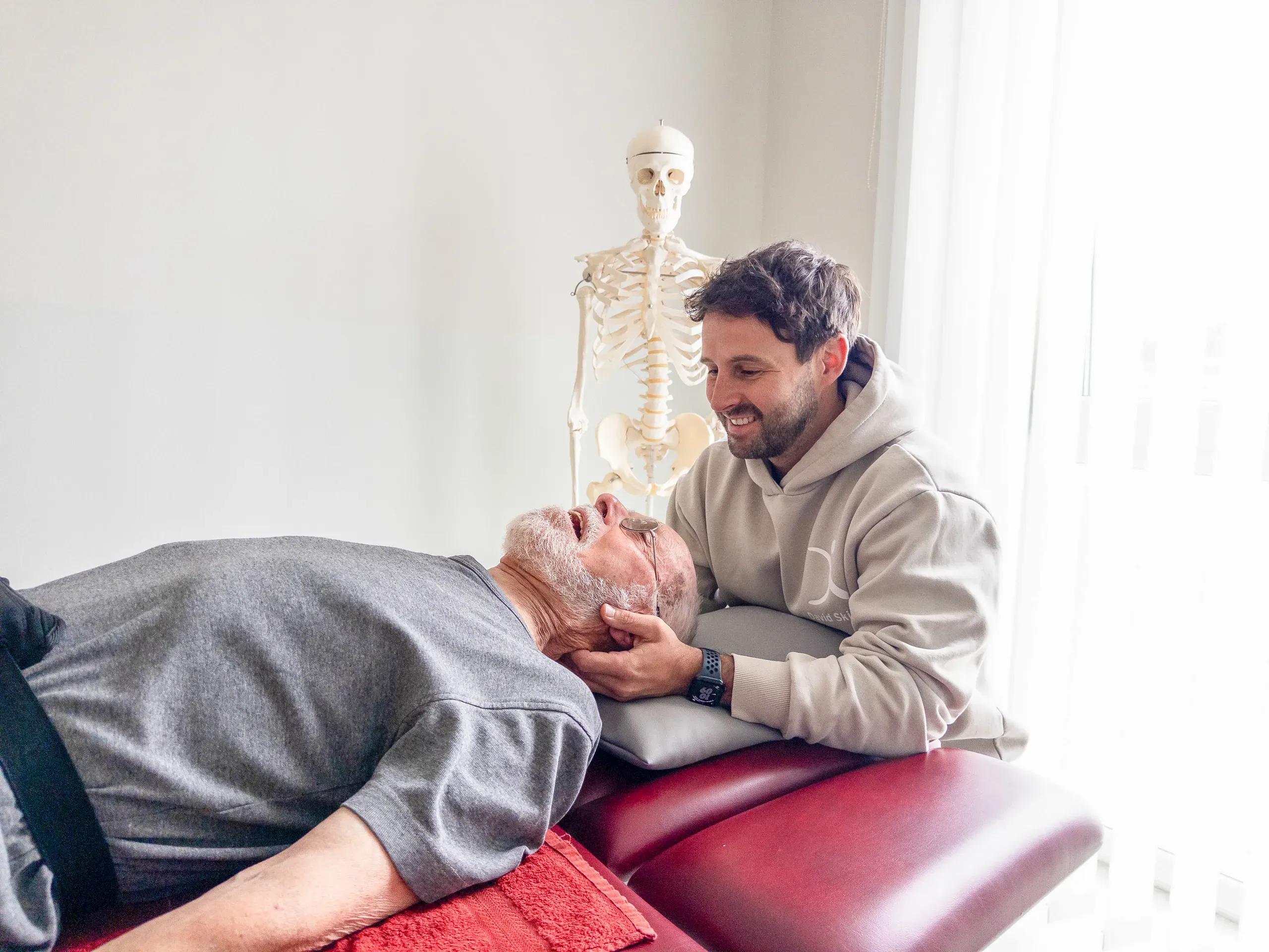 Manuelle Nackenbehandlung durch Physiotherapeuten