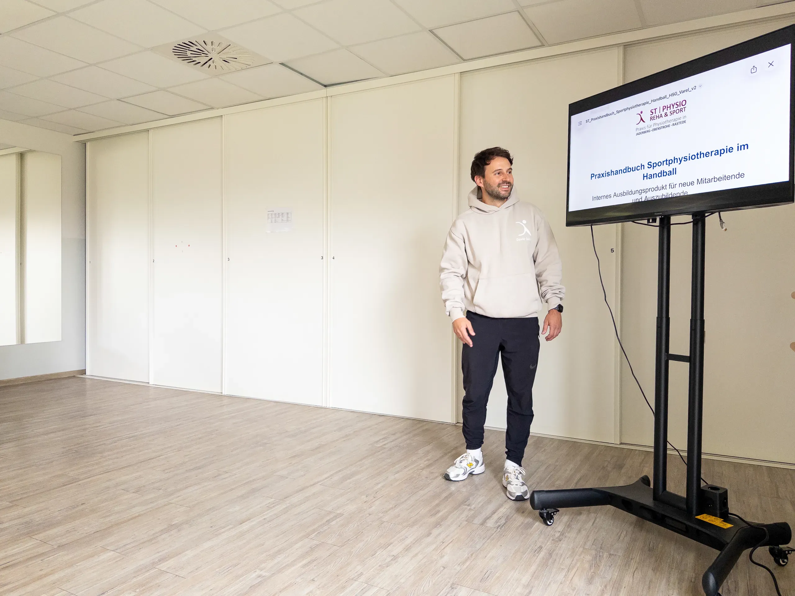 Physiotherapeut bei einer Fortbildung zur Sportphysiotherapie im Seminarraum