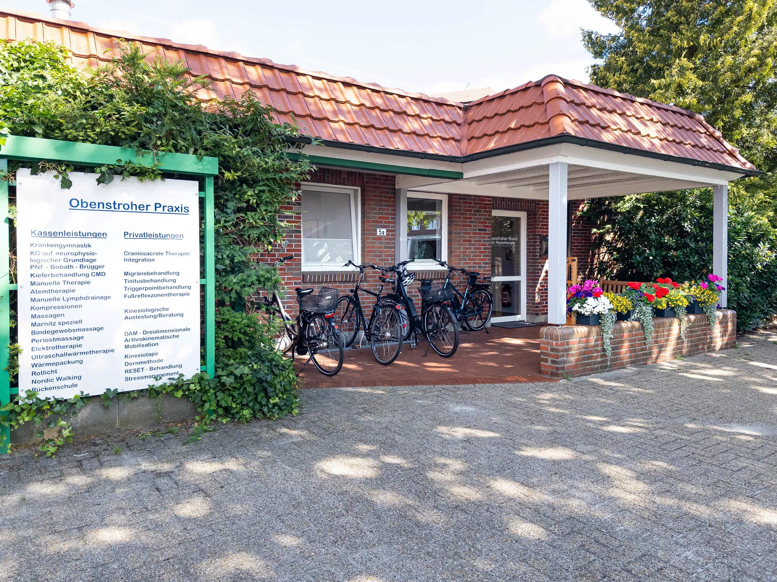 Außenansicht der Physiotherapiepraxis Obenstrohe mit Praxisschild
