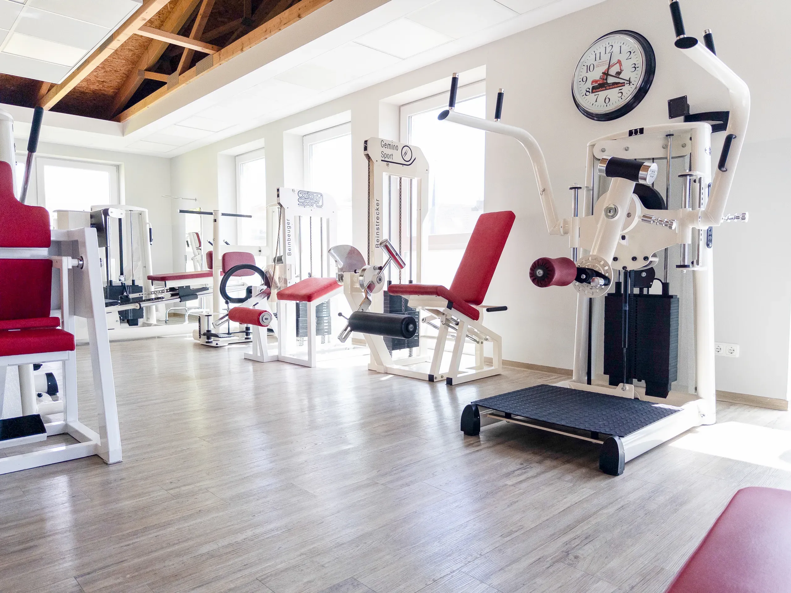 Trainingsraum mit Beinbeuger und Beinstrecker