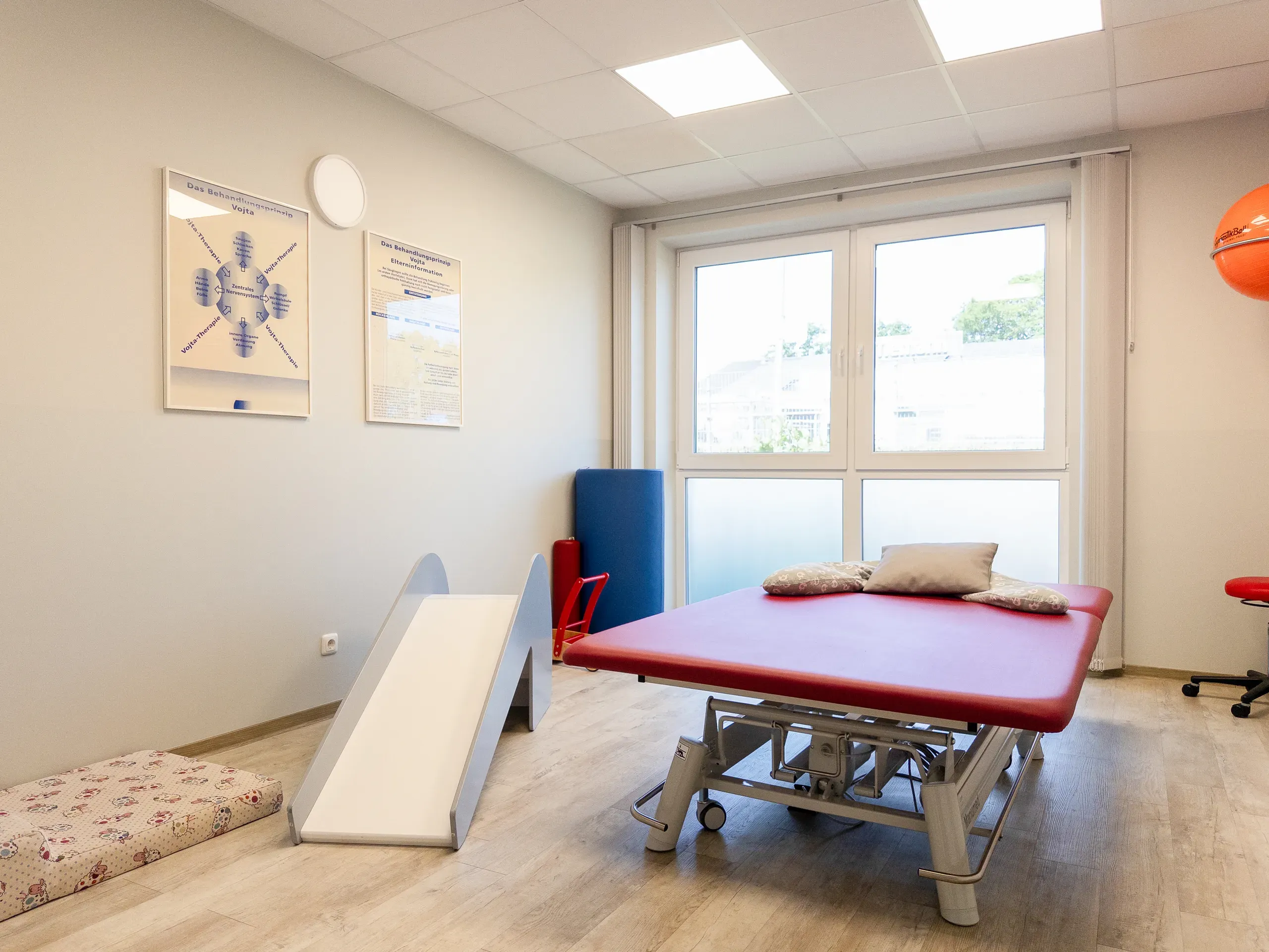Vojta-Therapieraum mit Behandlungsliege in Jaderberg